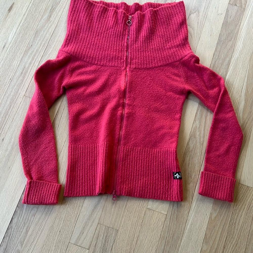 Pink sweater convertible collar.